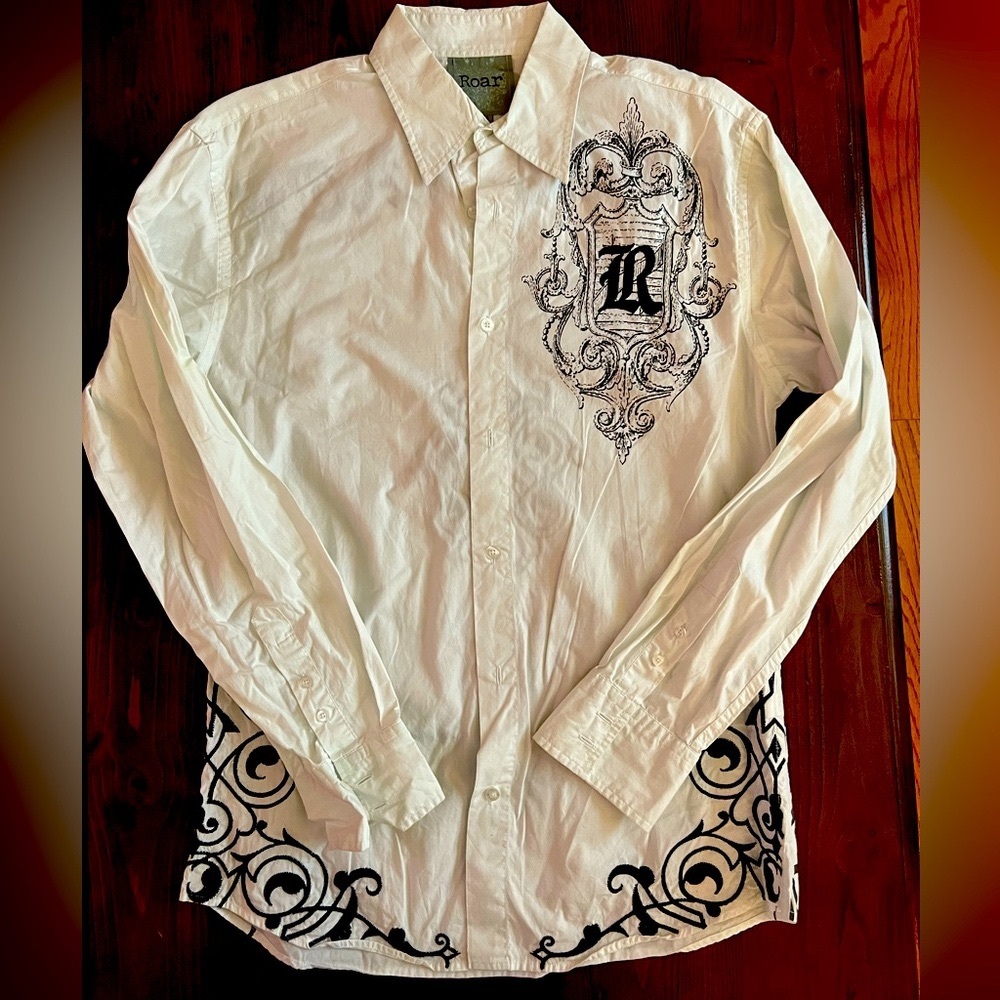 Men’s Roar Button Up Shirt. Size M
